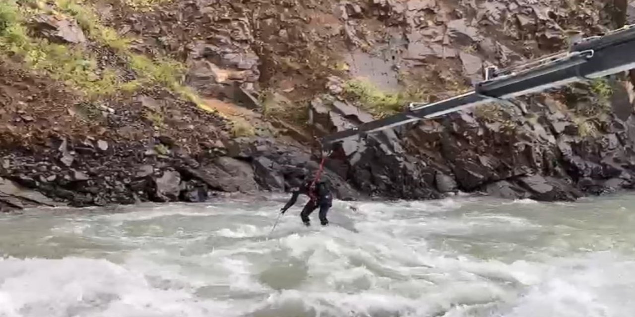 Artvin'de kayıp sürücü vinç yardımıyla azgın sularda aranıyor