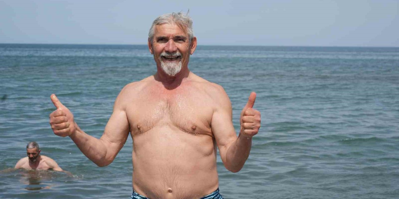 Karadeniz Akdeniz’i Aratmadı: 30 Dereceyi Bulan Sıcakta Denize Girerek Serinlediler