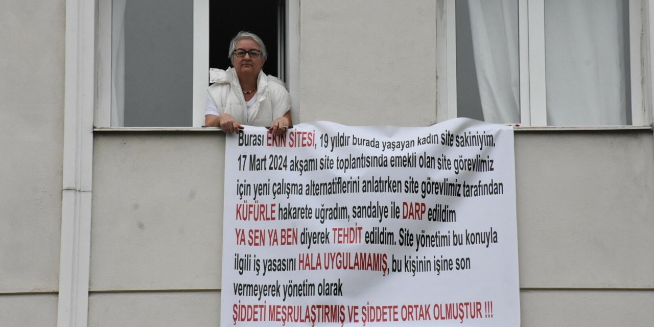 Apartman Görevlisinin Saldırısına Uğradı, Sesini Duyurmak İçin Pankart Astı