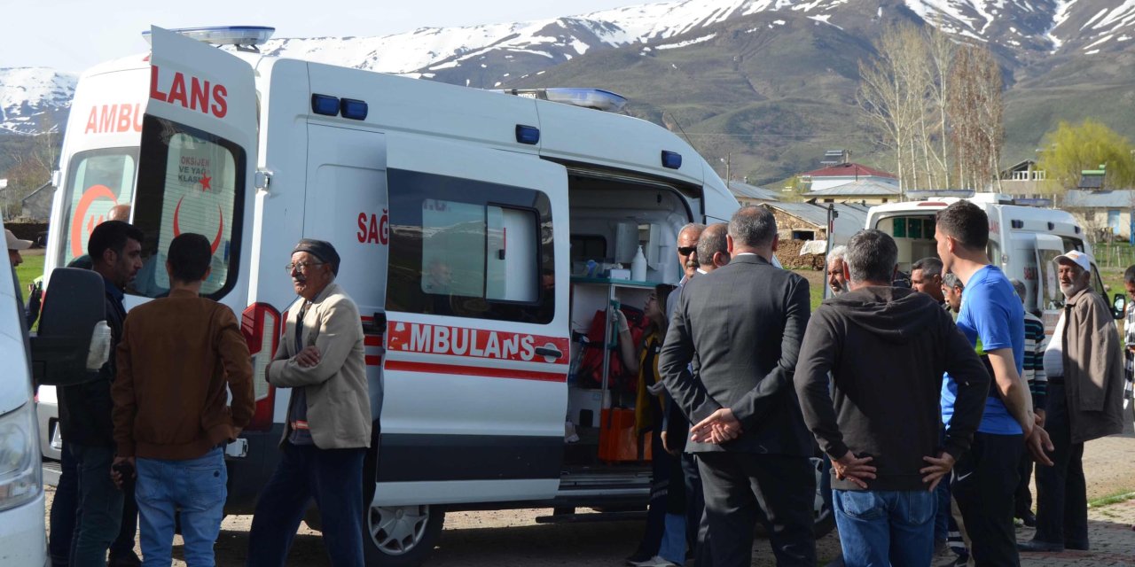 Muş'ta Öğrenci Servisi İle Hafif Ticari Araç Çarpıştı: 9'u Öğrenci 10 Yaralı