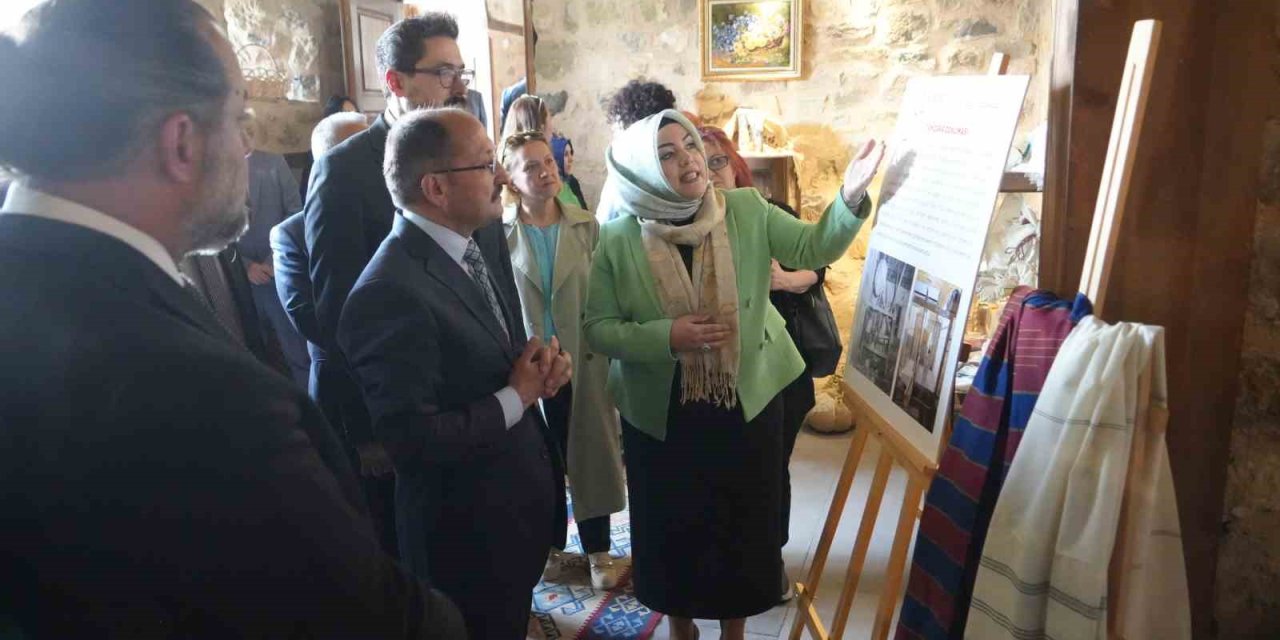 Kadınların Günyüzüne Çıkardığı Motiflerle Hazırlanan El Emeği Ürünler Görücüye Çıktı