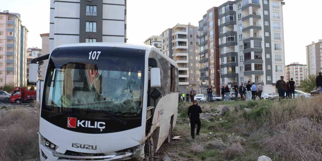 Hafif Ticari Araçla Çarpışan İşçi Servisi Tarlaya Girdi: 1 Ölü, 5 Yaralı