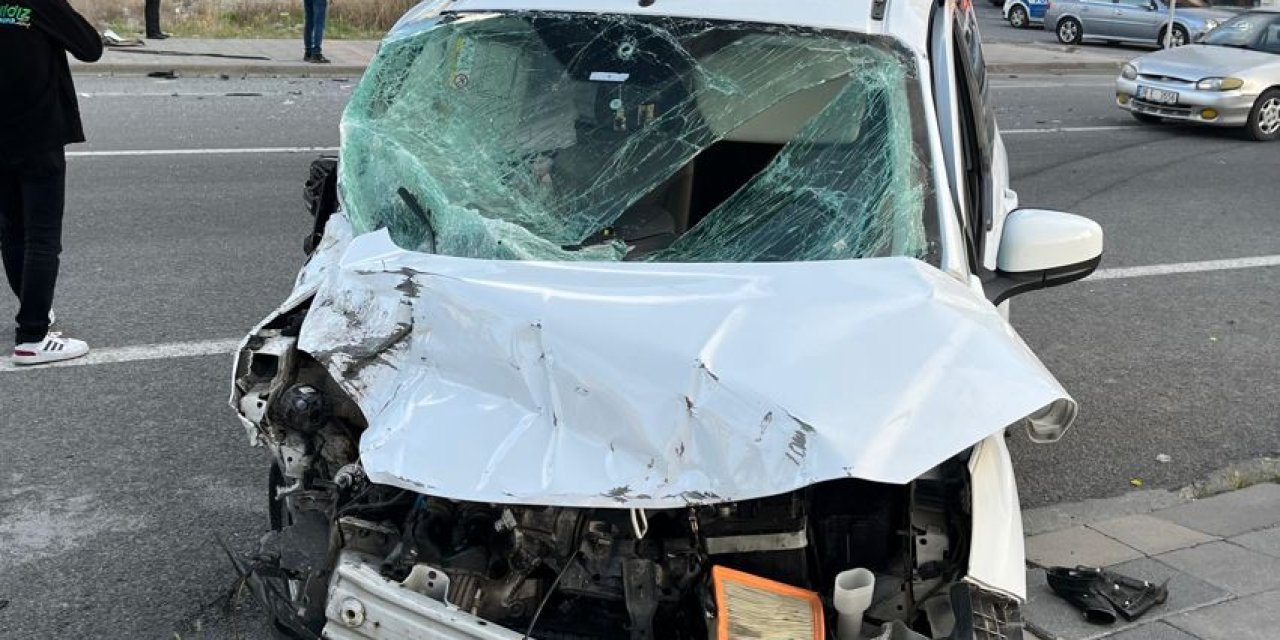 Kayseri'de Hafif Ticari Araç İle İşçi Servisi Çarpıştı: 5 Yaralı