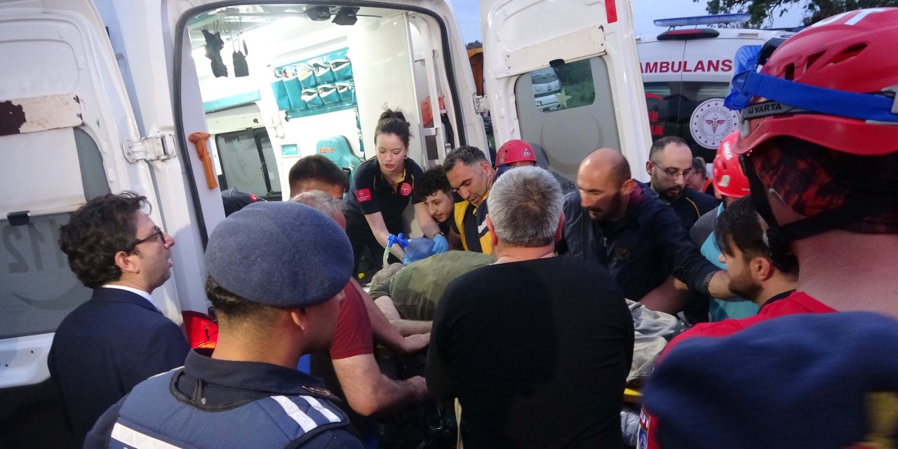 Çanakkale’de Çeşme İçin Suyolu Kazısında Toprak Kaydı; 2 Kişi Kurtarıldı, 1 Kişi Mahsur  (2)