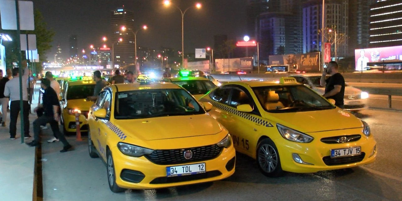 Kadıköy'de Toplanan Taksiciler, Öldürülen Meslektaşları İçin Konvoy Yaptı