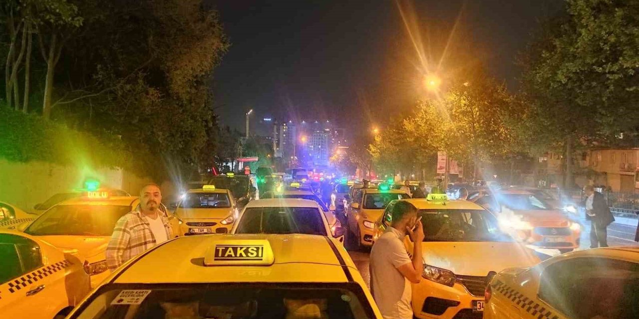 İstanbul’da Taksiciler Öldürülen Meslektaşları İçin Toplandı
