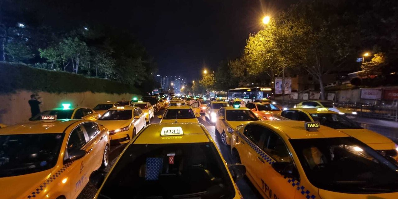 Sarıyer'de Öldürülen Taksicinin Cenazesi, Yüzlerce Meslektaşının Katıldığı Konvoyla Zincirlikuyu Mezarlığı'na Getirildi