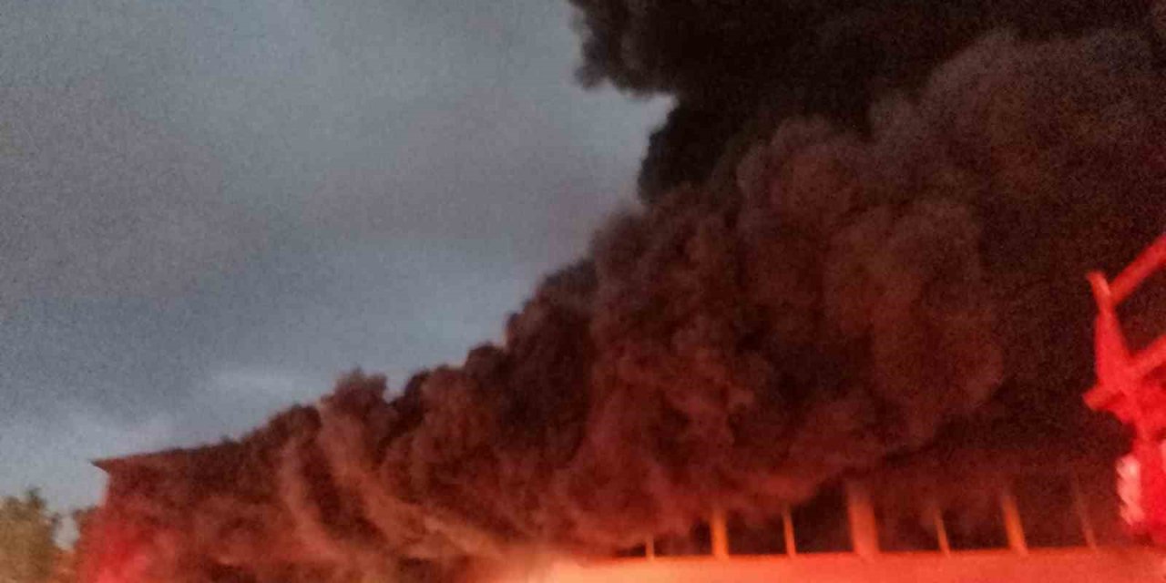 İzmir’de 3 Ayrı Plastik Fabrikasında Çıkan Yangına Çok Sayıda İtfaiye Ekibi Müdahale Ediyor