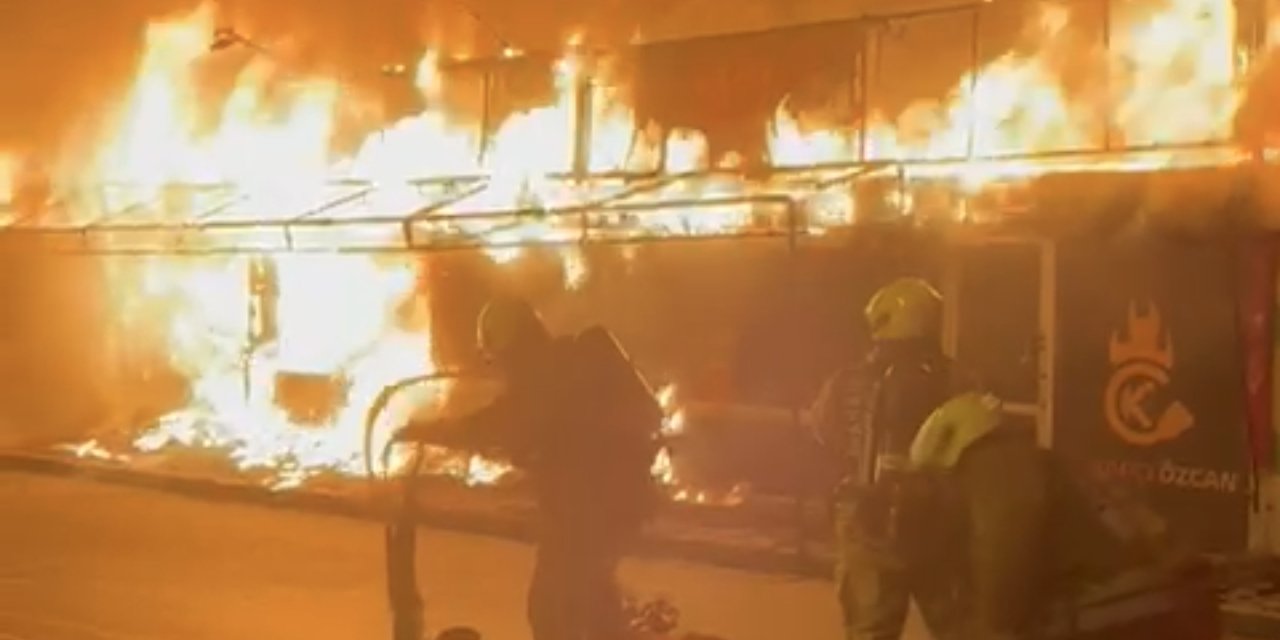 Maltepe'de Restoranda Başlayan Yangın, Otomobile Ve Bitişiğindeki Binaya Sıçradı