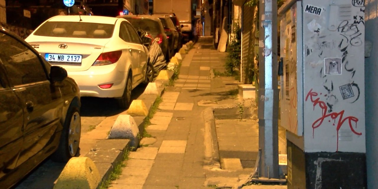 Kadıköy'de 8 Yerinden Bıçaklandı, Yoldan Geçen Taksici Hastaneye Yetiştirdi