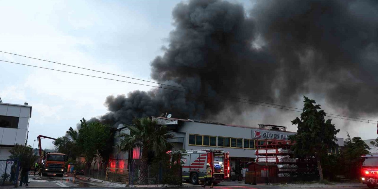 İzmir’de İki Ayrı Fabrikada Çıkan Yangın Kontrol Altında