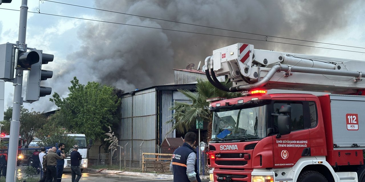 İzmir'de, Kaplama Fabrikasındaki Yangın Plastik Fabrikasına Da Sıçradı
