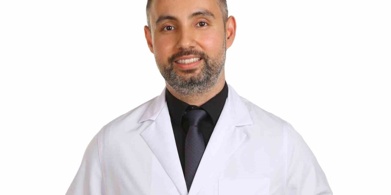 “Göz Ovuşturmak Retina Hasarına Yol Açabilir”