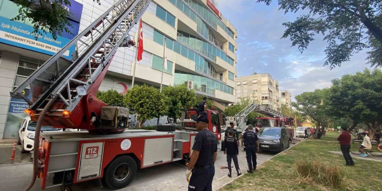 Kızılay Binasının Çatısında Yangın