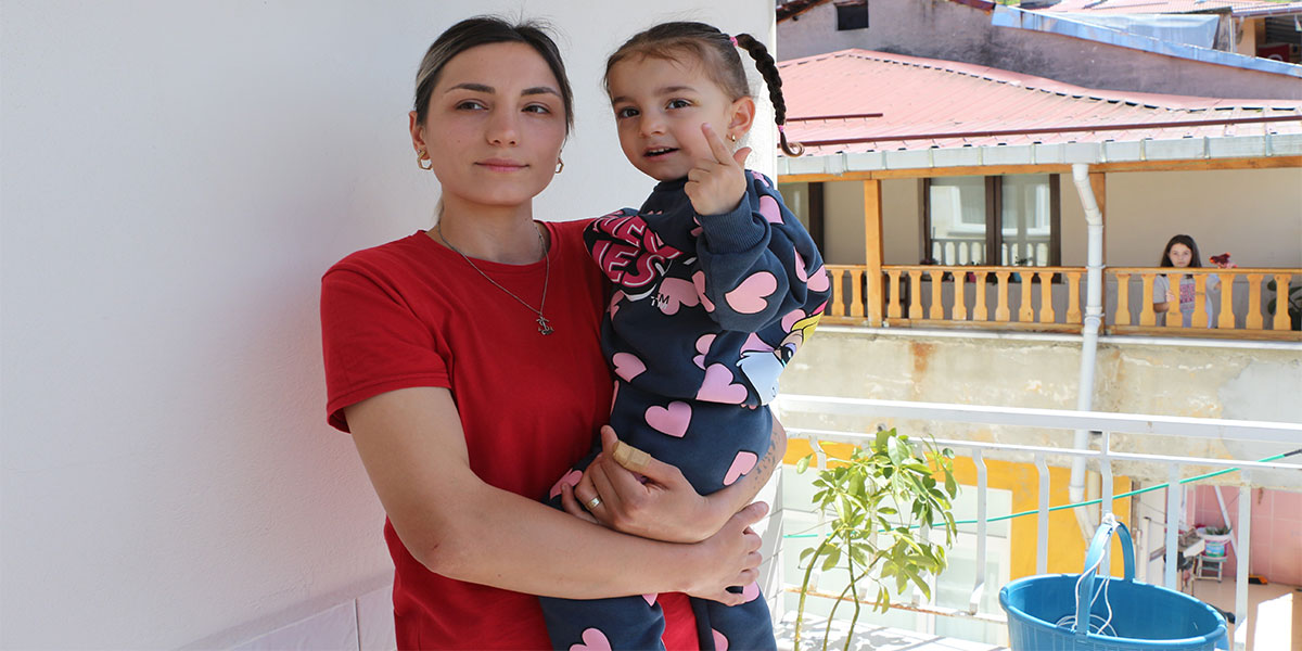 Rize'de Balkondaki Sepete Nişan Almışlar