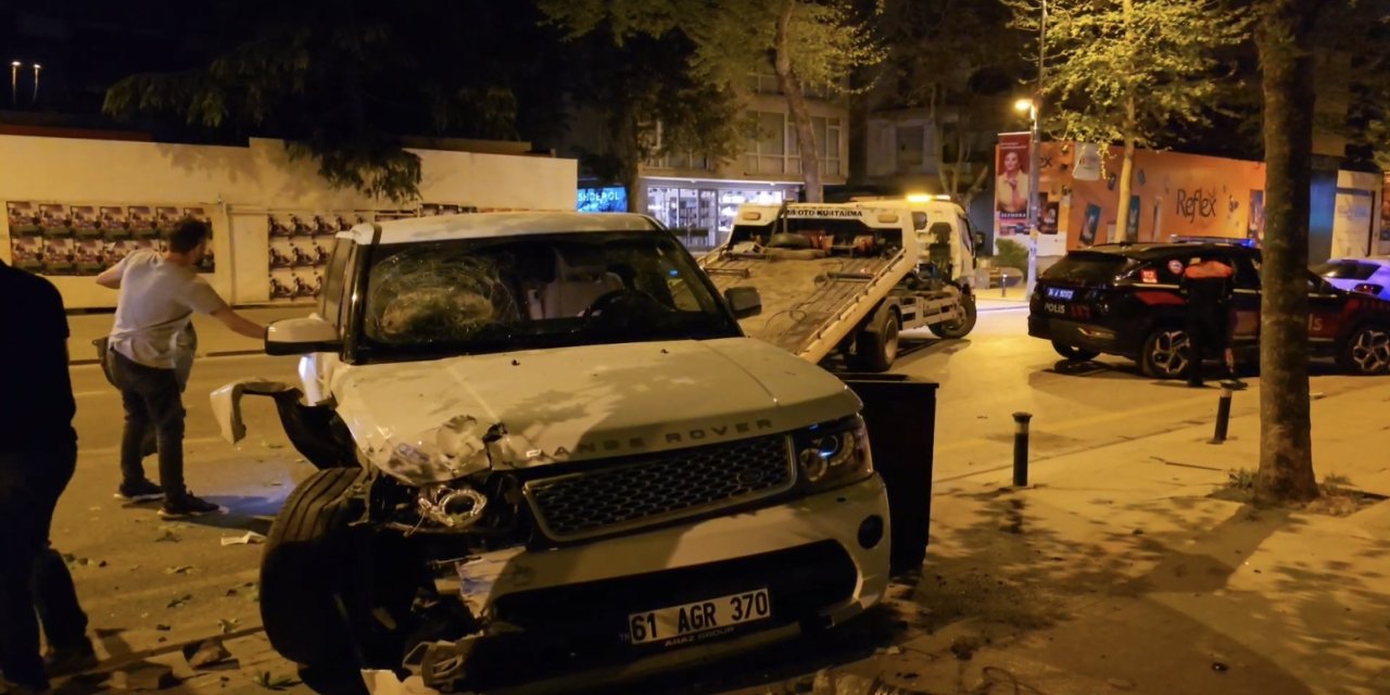 Kadıköy'de Alkollü Sürücü Park Halindeki 2 Polis Aracına Çarptı
