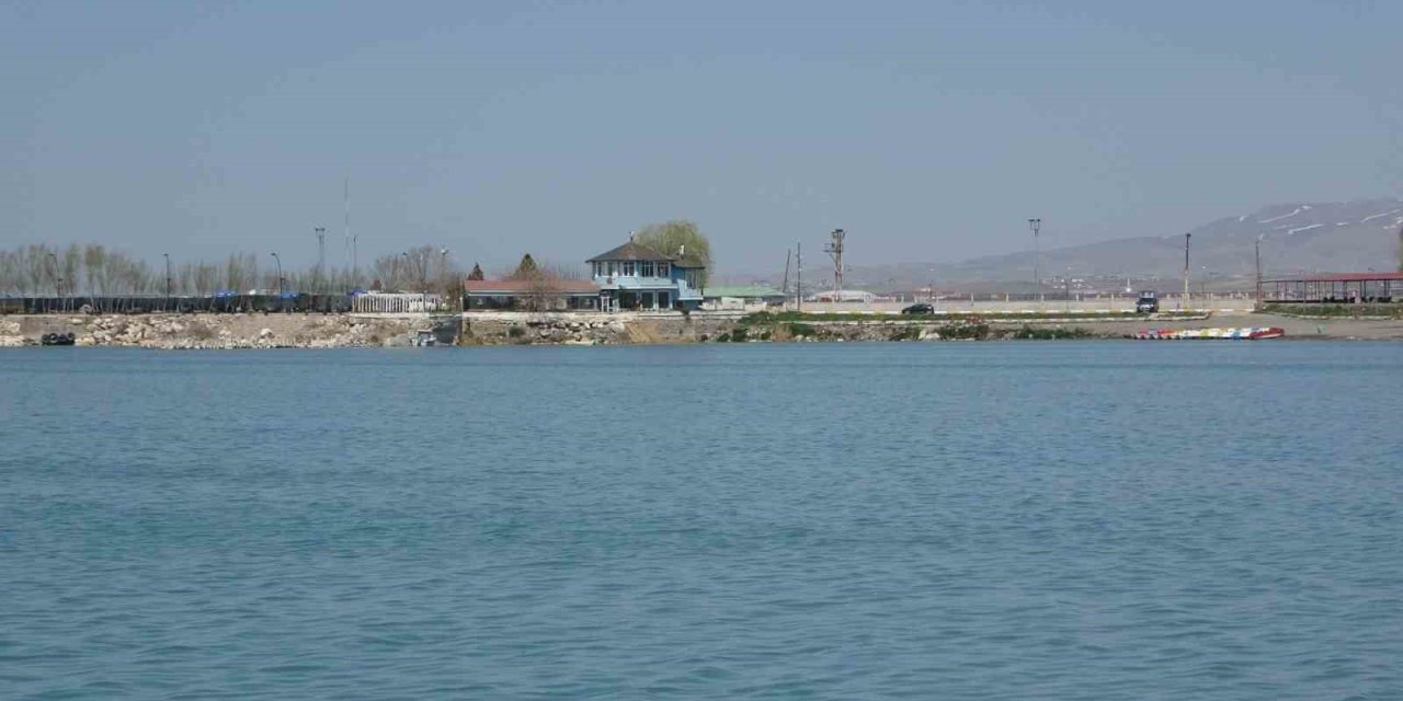 Yağış Sonrası Van Gölü’nün Su Seviyesi Yükselmeye Başladı