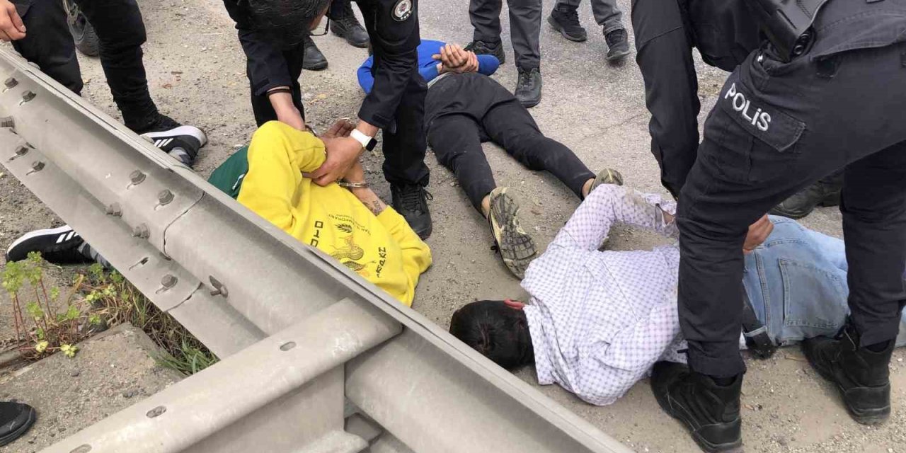 Polisten Kaçan Otomobil Kaza Yaptı: Kaçan Şüpheliler Dere Kenarında Yakalandı