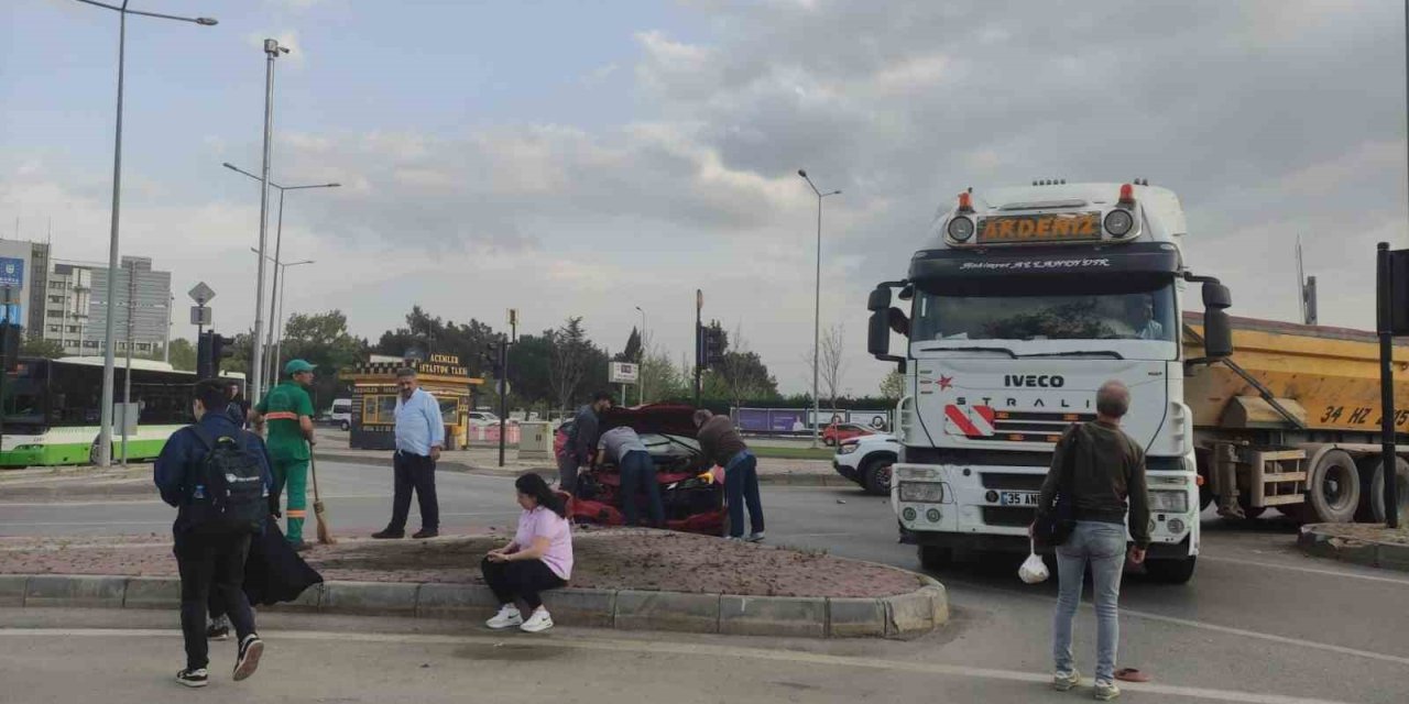 Hafif Ticari Aracın Çarptığı Tır Refüje Daldı : 1 Yaralı