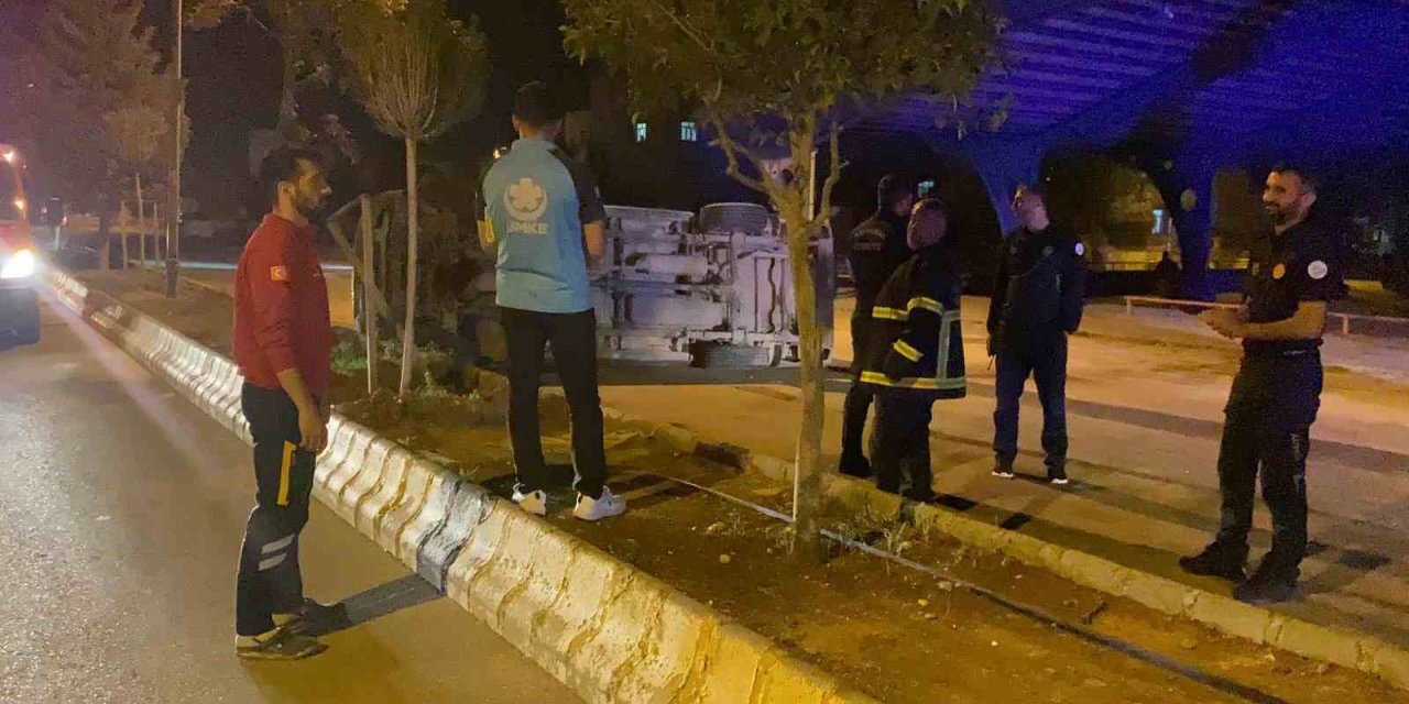 Kamyonet Refüje Çarpıp Karşı Şeride Geçti