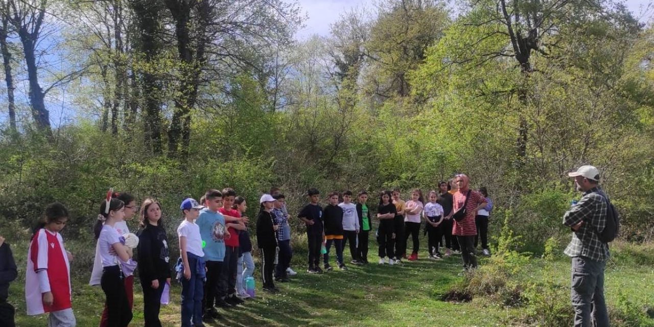 Öğrenciler Koruma Altındaki Şakayık Çiçeğini İnceledi