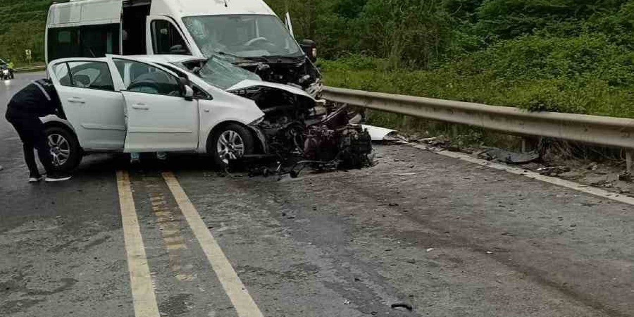 Arnavutköy’de Minibüs İle Otomobil Kafa Kafaya Çarpıştı: 1 Ölü, 7 Yaralı