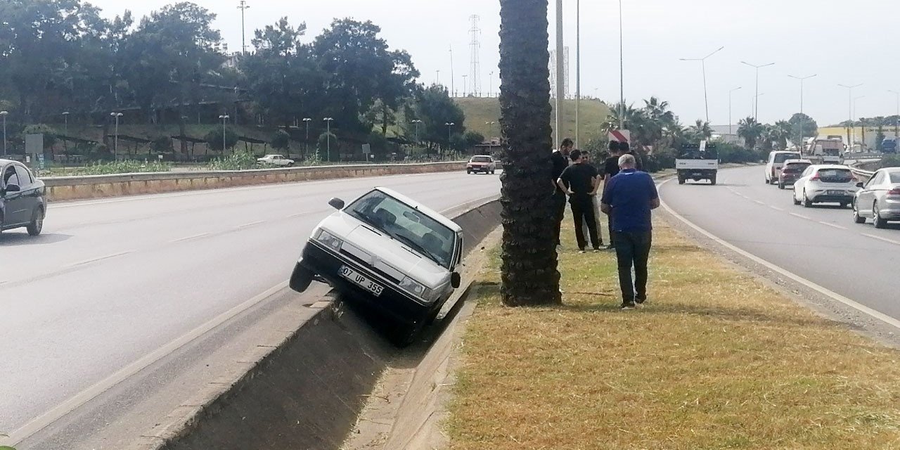 Otomobile Çarptı Tahliye Kanalına Devrildi