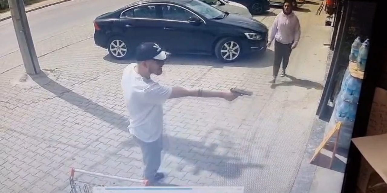 Markette Çalışan Husumetlisini Tabancayla Vurduğu Anlar Kamerada