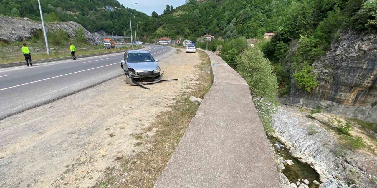 Refüjü Aşıp Karşı Yola Geçti, Uçuruma Yuvarlanmaktan Son Anda Kurtuldu