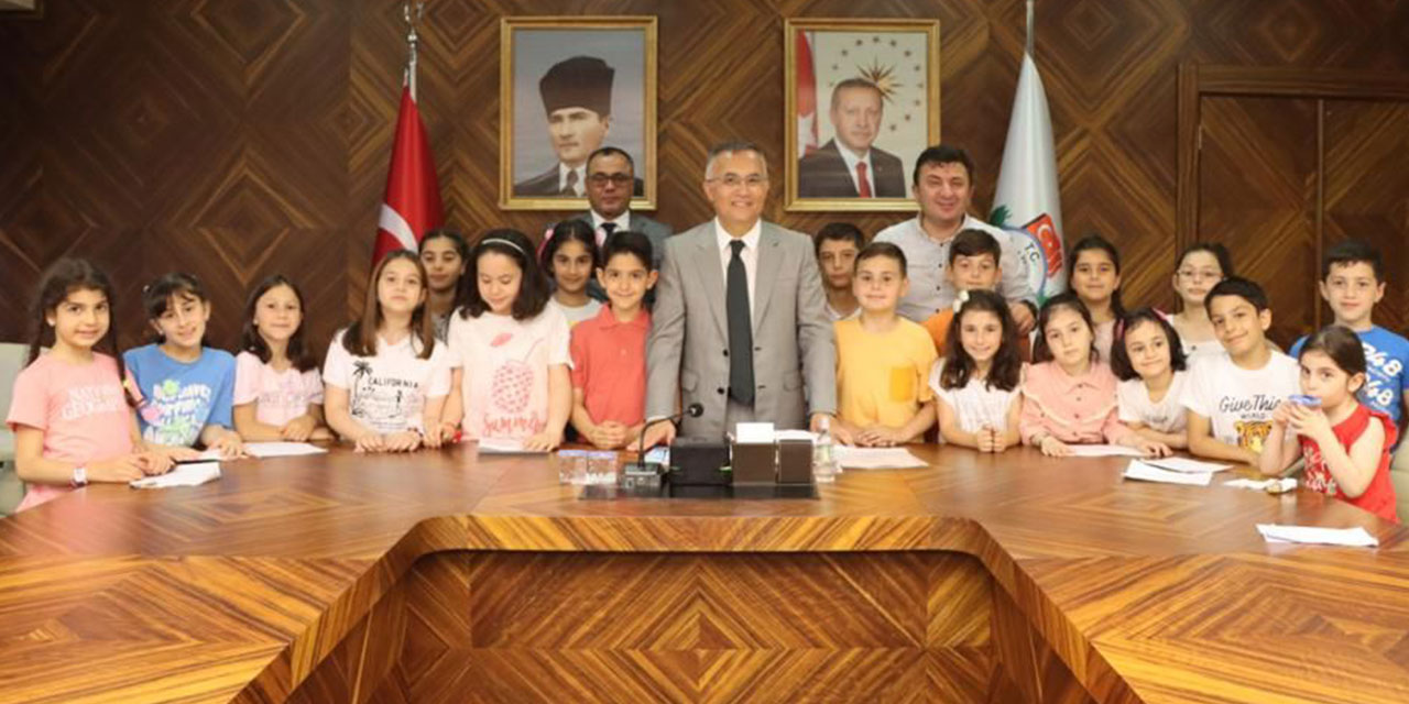 Rize'de Minik Atmacalardan Vali Çeber’e Şiirli Ziyaret