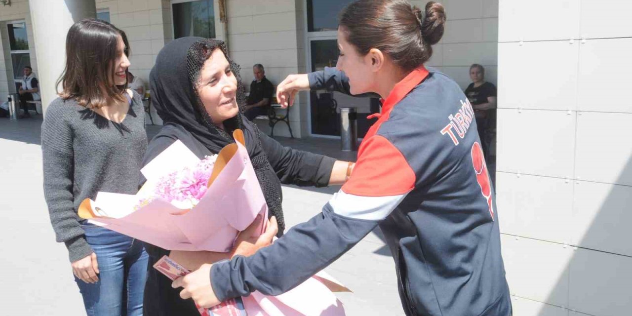 Avrupa 3.’sü Genç Boksör Cizre’de Çiçeklerle Karşılandı