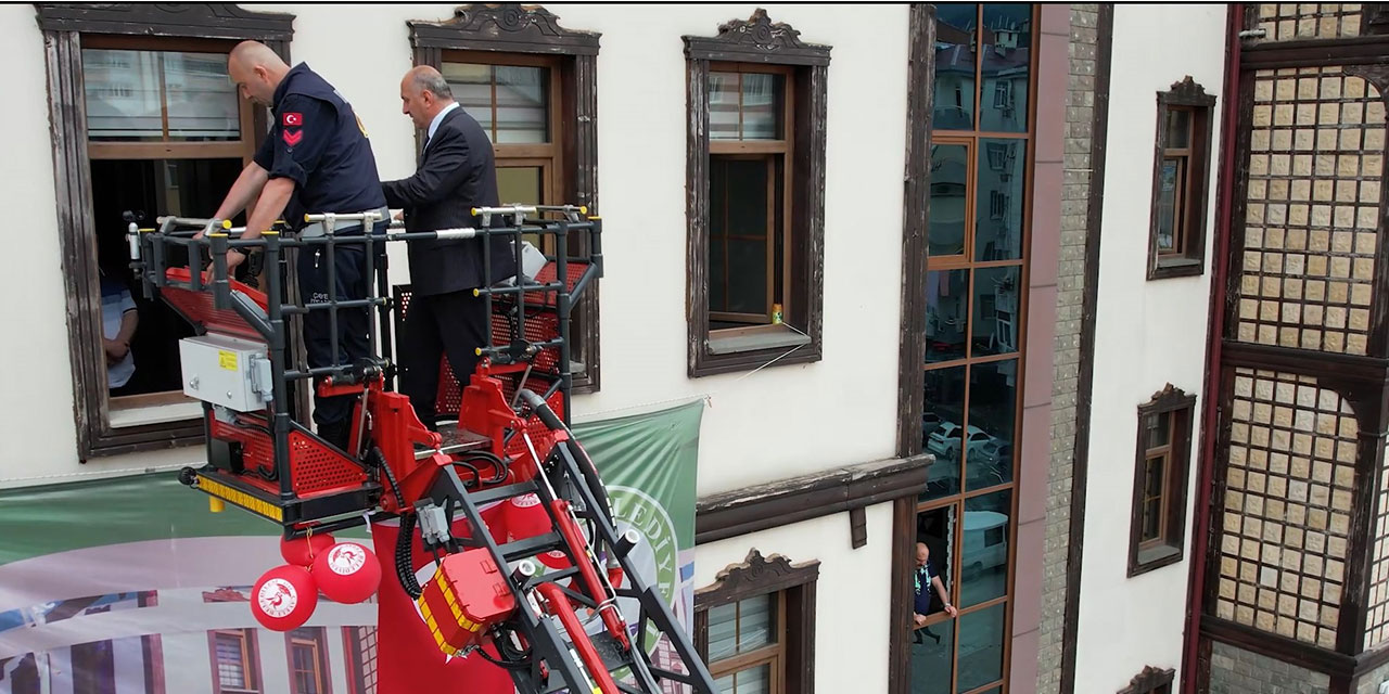 Rize'de belediye başkanı törende belediye binasına 2. katın penceresinden girdi