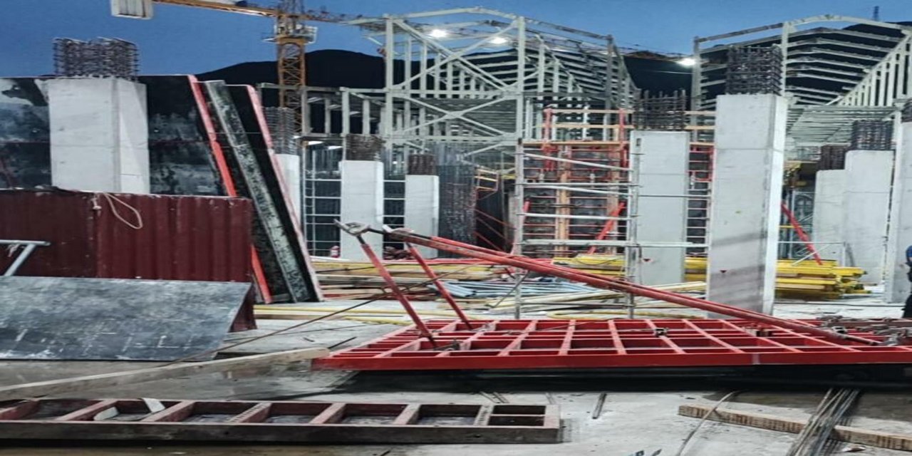 Otel inşaatında işçilerin üzerine çelik kalıp devrildi; 1 ölü, 1 yaralı