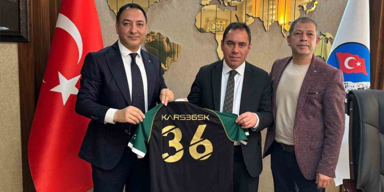 Başkan Uçum, Belediye Başkanı Senger’e Forma Hediye Etti