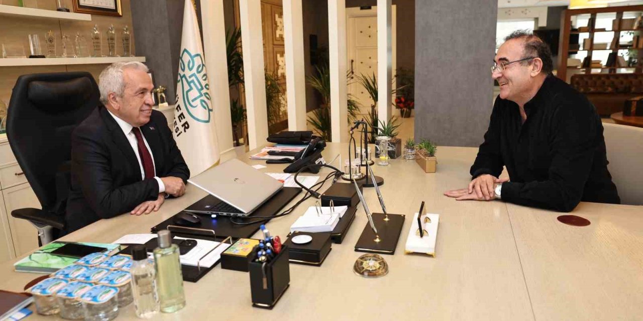 Sunay Akın Eczacılık Kültürü Müzesi’ni Başkan Özdemir’e Anlattı