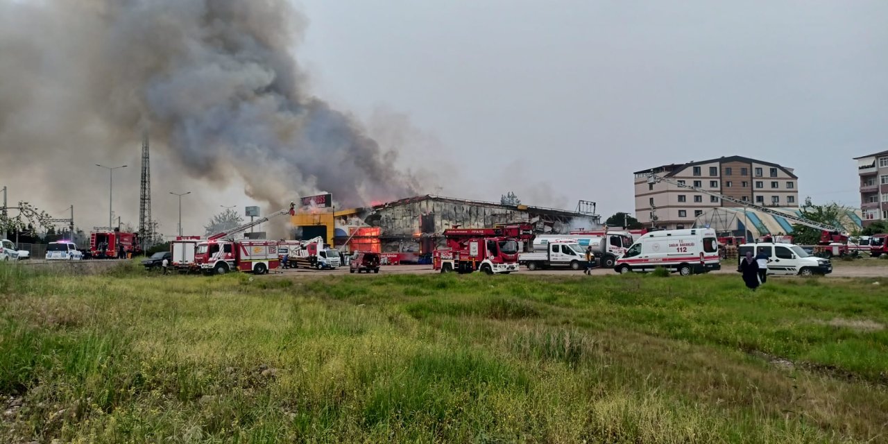 Markette Çıkan Yangın, Belediyenin Sosyal Tesisine Sıçradı