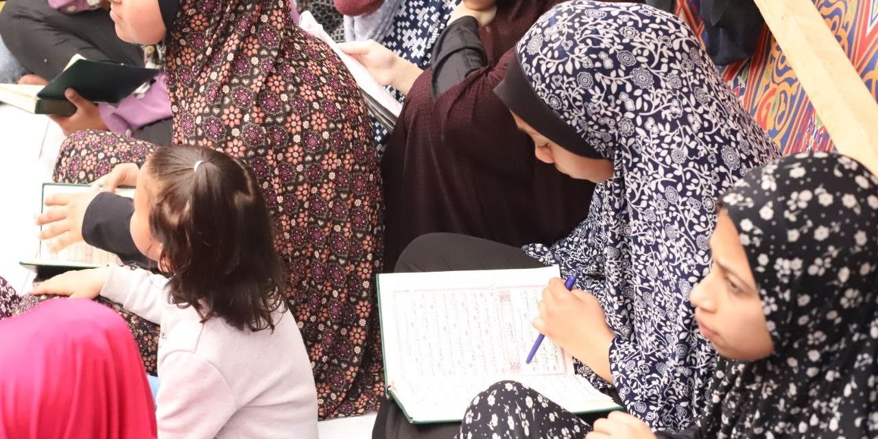 Filistinli Çocuklar Çadırda Hafızlık Dersi Alıyor