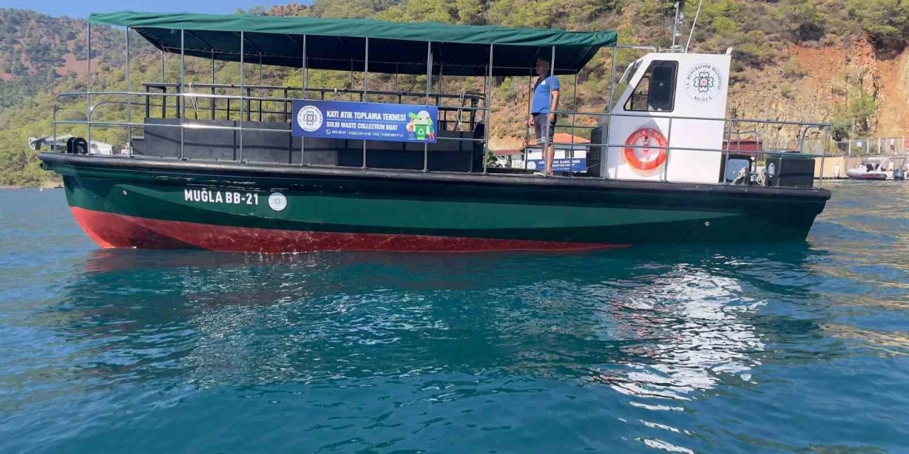 Büyükşehir Bayram Tatilinde Teknelerden Atık Toplamaya Devam Etti