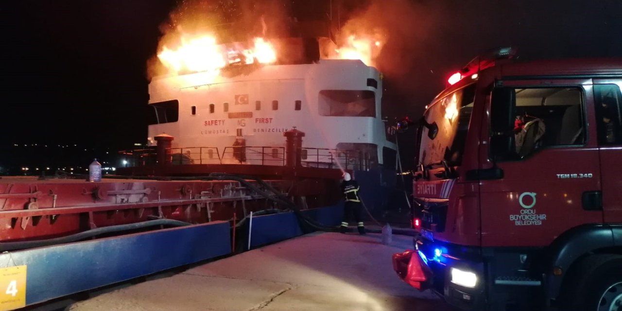 Ordu’da Çimento Yüklü Gemi Alevler İçinde Kaldı: 1 Vatandaş Dumandan Etkilendi