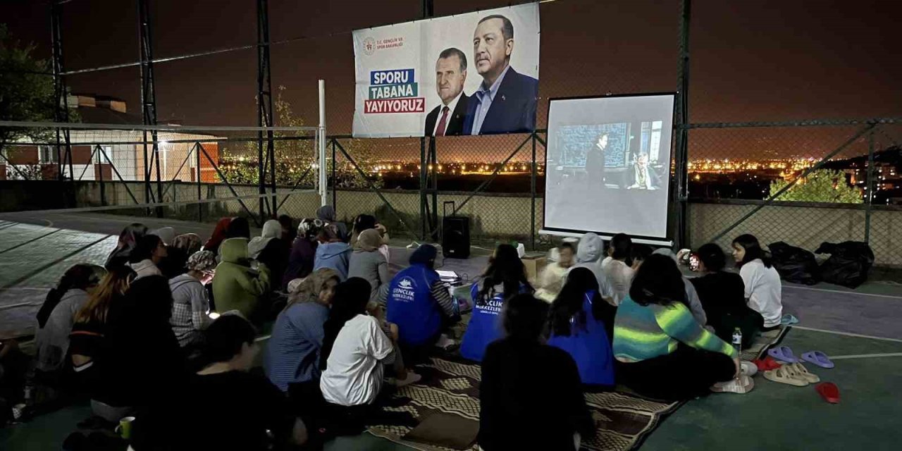 Sınavlar Öncesi Açık Hava Sinema Etkinliği Düzenlendi