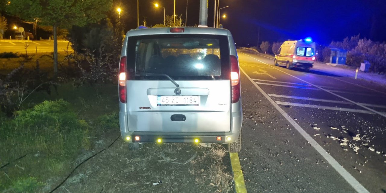 Hafifi Ticari Araç, Aydınlatma Direğine Çarptı: 1 Ölü, 2 Yaralı