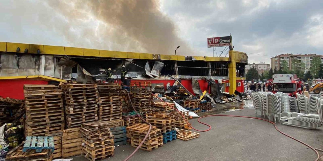 Yangın 2 Saate Kontrol Altına Alındı, Market Küle Döndü