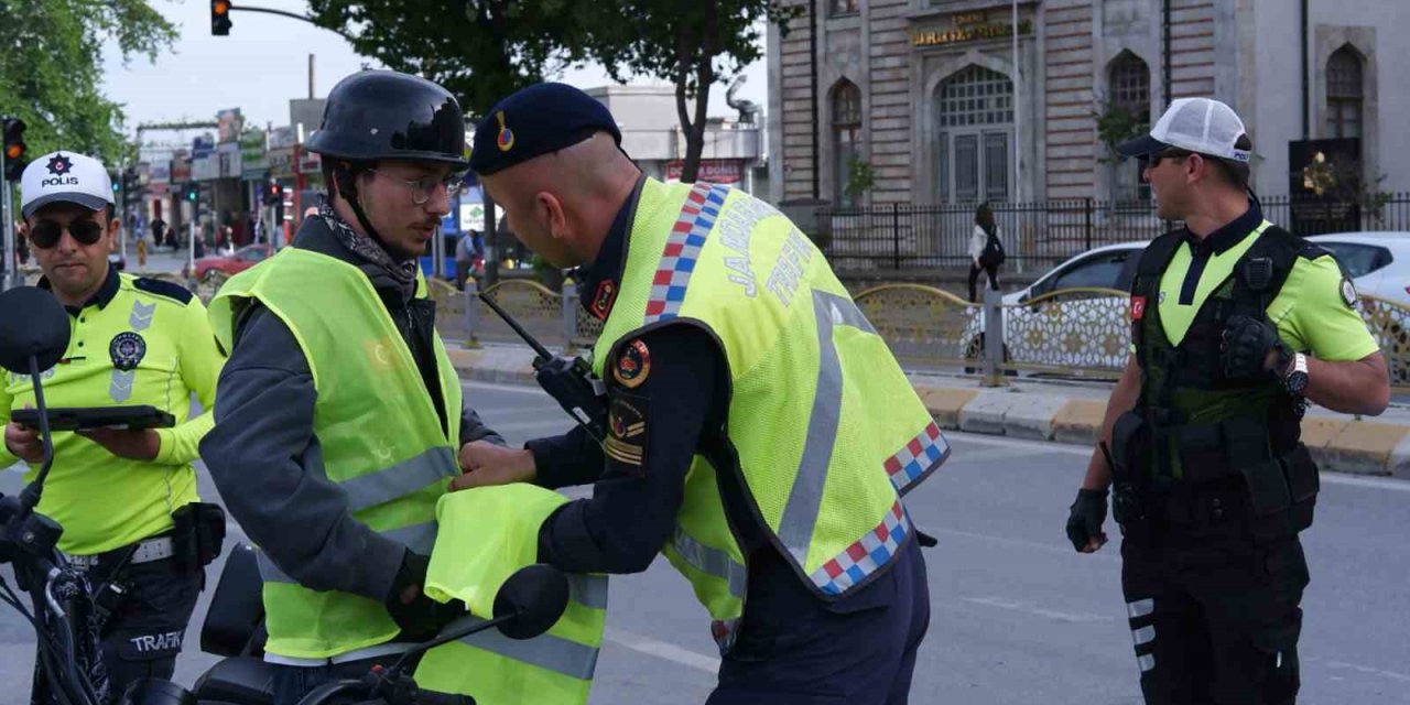 Polis Ve Jandarmadan Motosiklet Sürücülerine Yelek Hediyesi