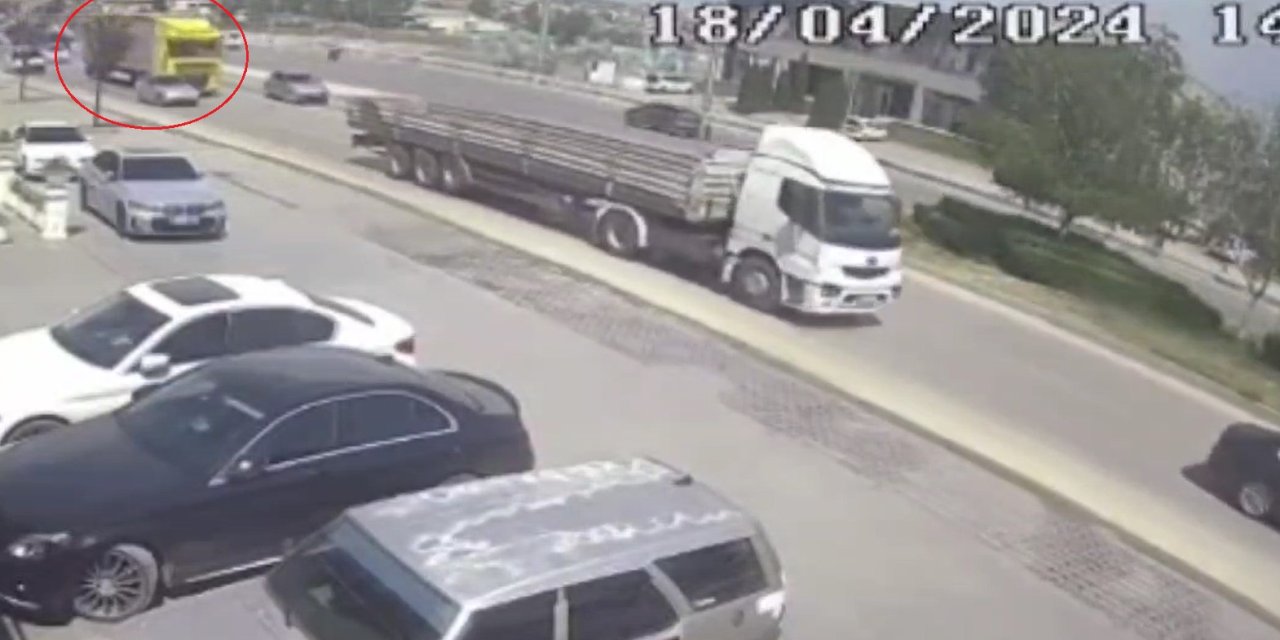 Tır’ın Çarptığı Otomobilin Refüje Çıktığı Kaza Kamerada