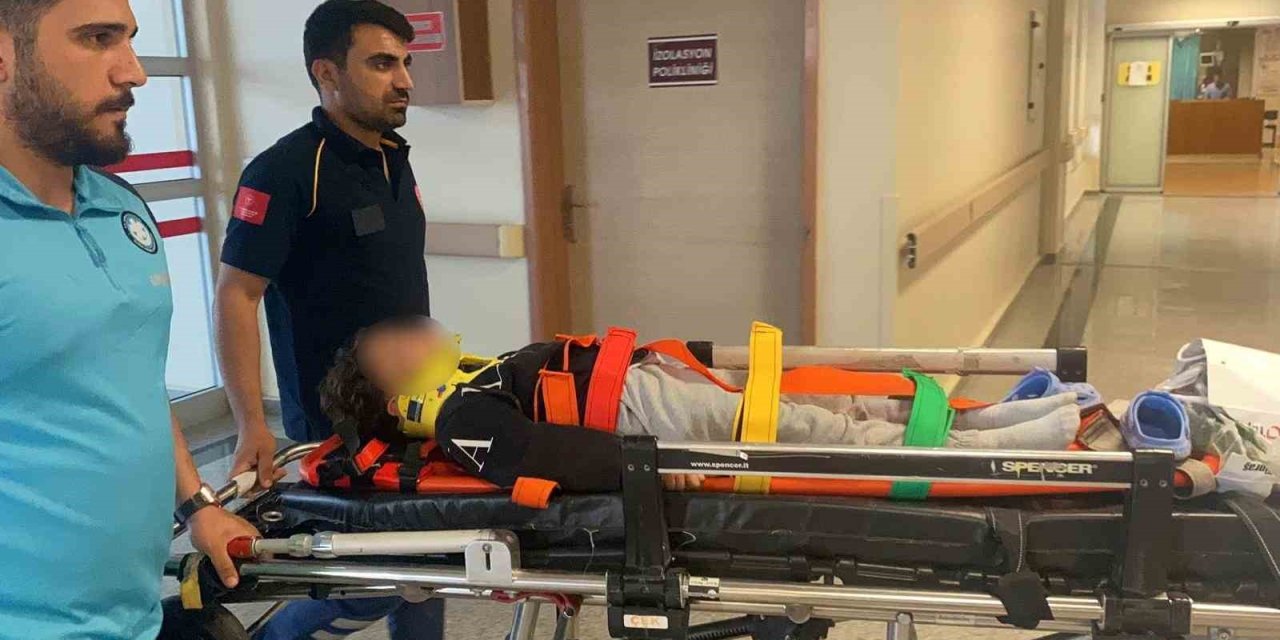 Motosikletle Otomobil Çarpıştı: 2 Yaralı