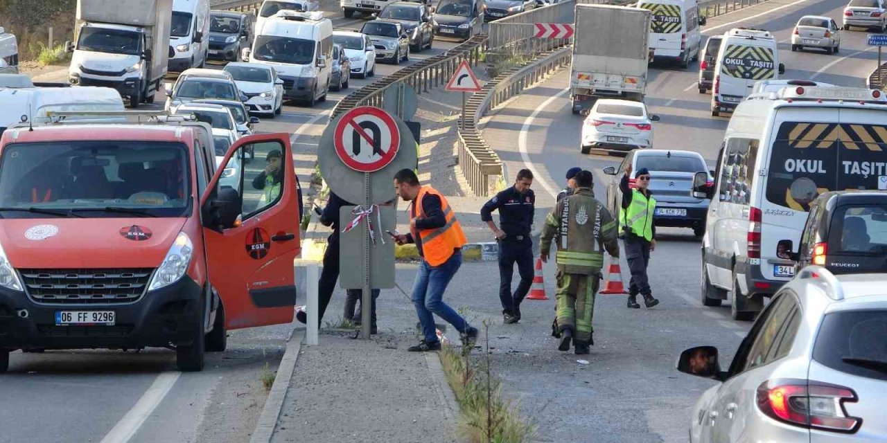 Pendik’te Hafriyat Kamyonu İle Otomobil Çarpıştı: 2 Yaralı