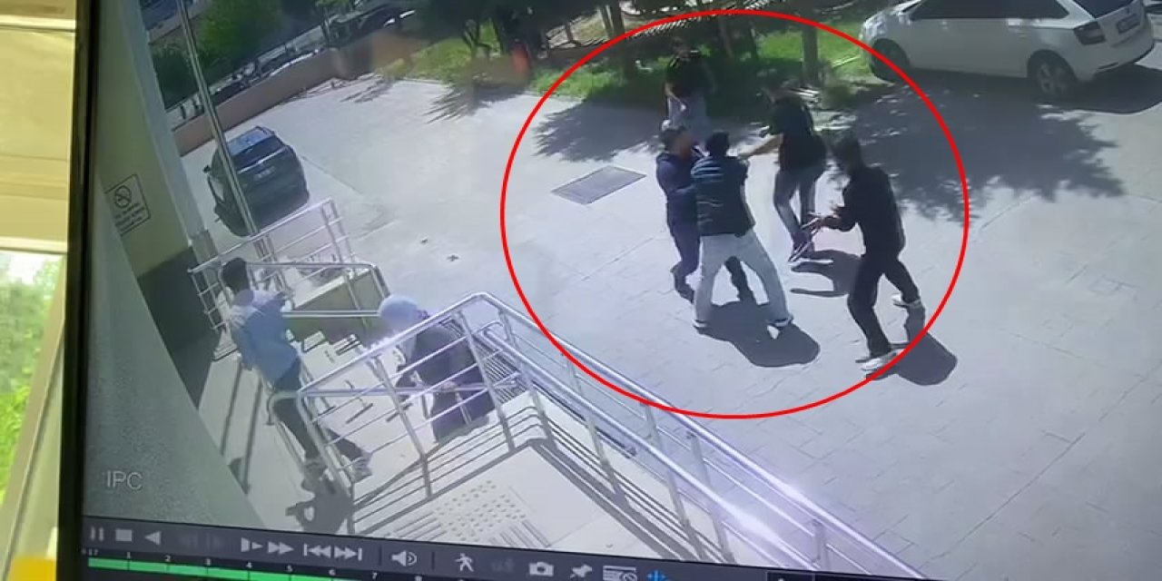 Ağabeyini Yaralayan Şüphelilere Adliye Girişinde Bıçakla Saldırdı; O Anlar Kamerada