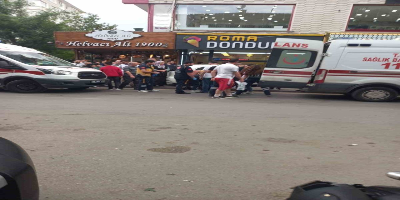 Fren yerine gaza basınca 7 kişiyi yaraladı