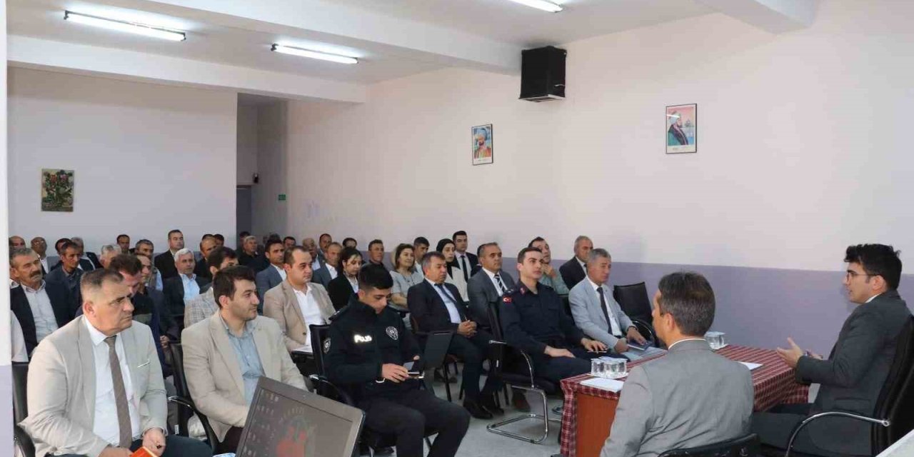 Selendi Kaymakamı Okumuş Muhtarlarla Bir Araya Geldi