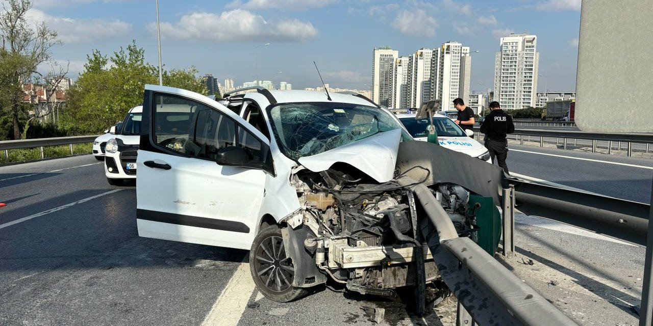 İstanbul-esenyurt'ta Hafif Ticari Araç Bariyerlere Saplandı